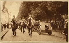 98896 Afbeelding van kolonel O. Bueno de Mesquita, commandant van de Genietroepen, die te paard de troepen inspecteert ...